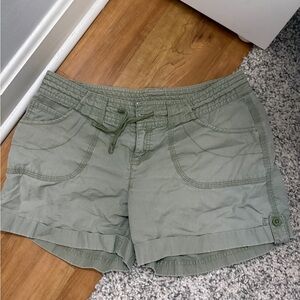 The North Face army green cargo shorts - size 12